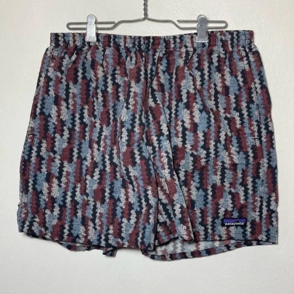 Patagonia Men's Medium 5” Baggies Shorts Blue Red Black Abstract Design Logo